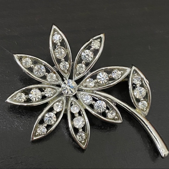 Vintage LISNER Silver-tone Rhinestones Flower Brooch - Picture 9 of 12